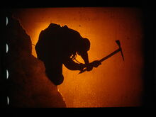 FAA_orange_Kampf_mit_dem_Berge_01